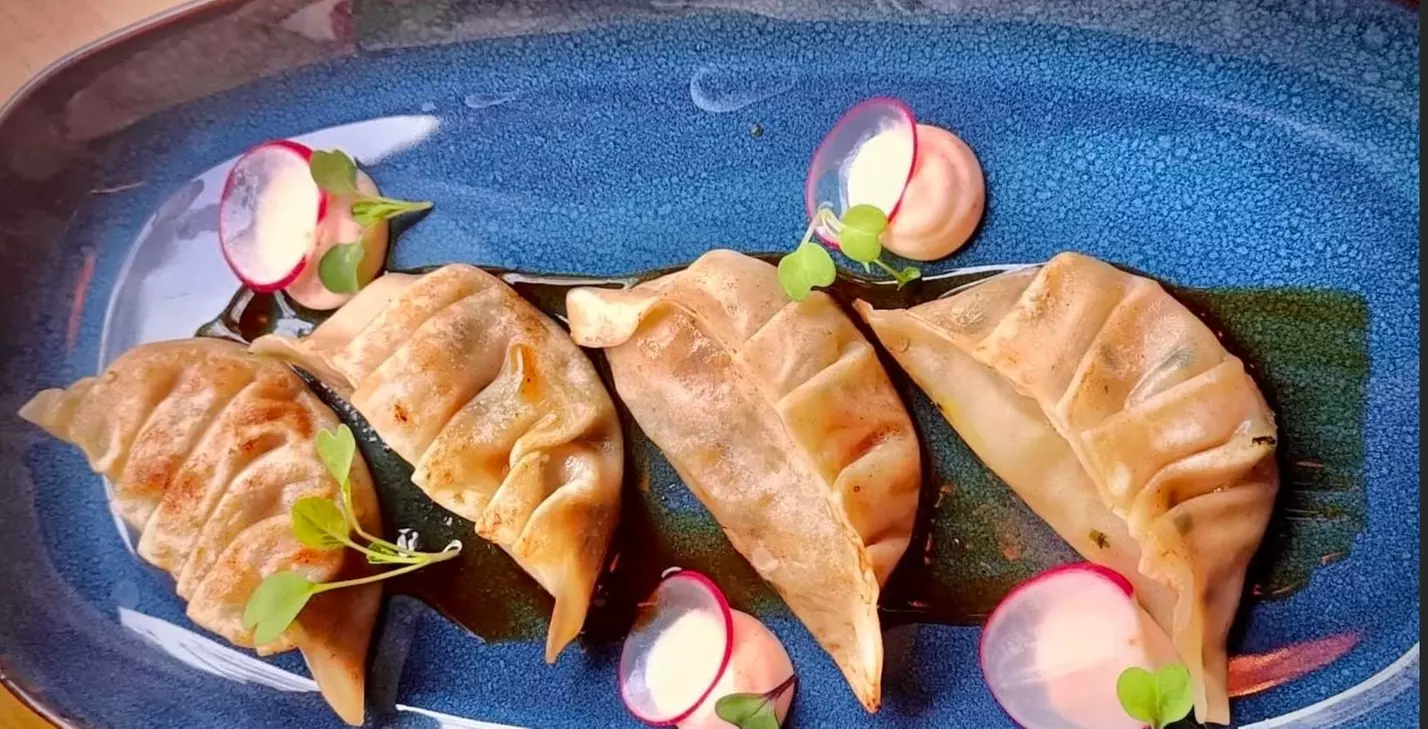 Menú para 2 o 4 con entrantes, principales, postres y bebidas