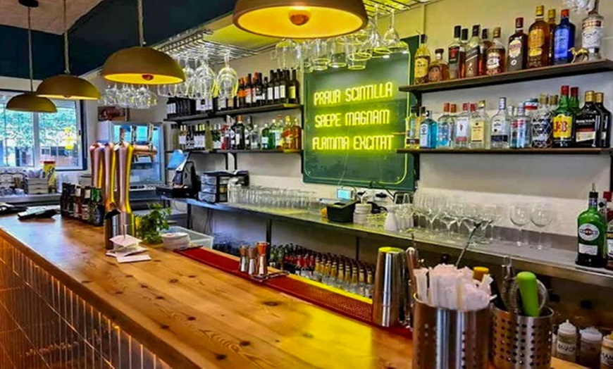 Image 15: Menú para 2 o 4 con entrantes, principales, postres y bebidas