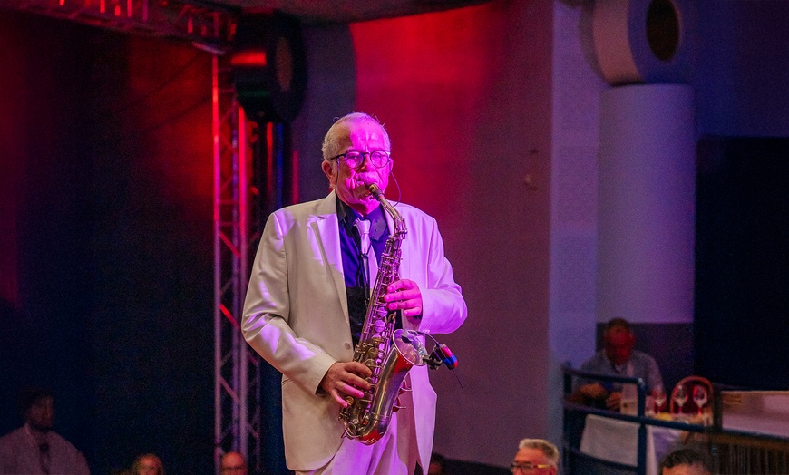 Image 4: "Évasion" : revue cabaret envoûtante avec menu "Glamour" en option