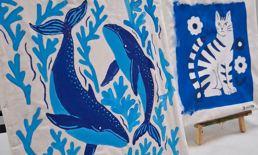 Image 5: Taller "Crea y pinta tu tote bag" con barra libre de vino para 1 o 2