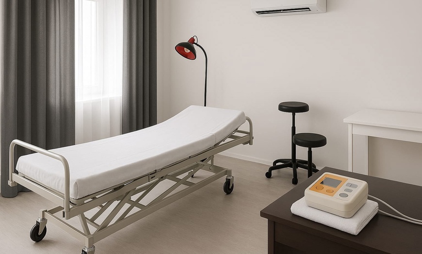 Image 2: Ajuste de osteopatía con análisis postural y corrección vertebral