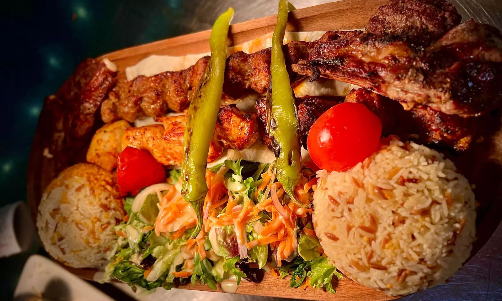 Grillades mixtes à partager dans un steakhouse chaleureux