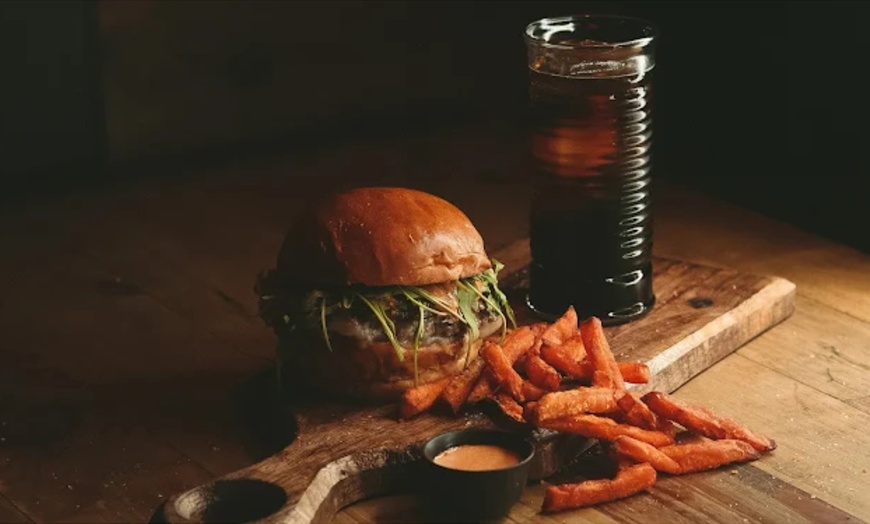 Image 10: Menú Burguer con entrante, hamburguesa, postre y bebida