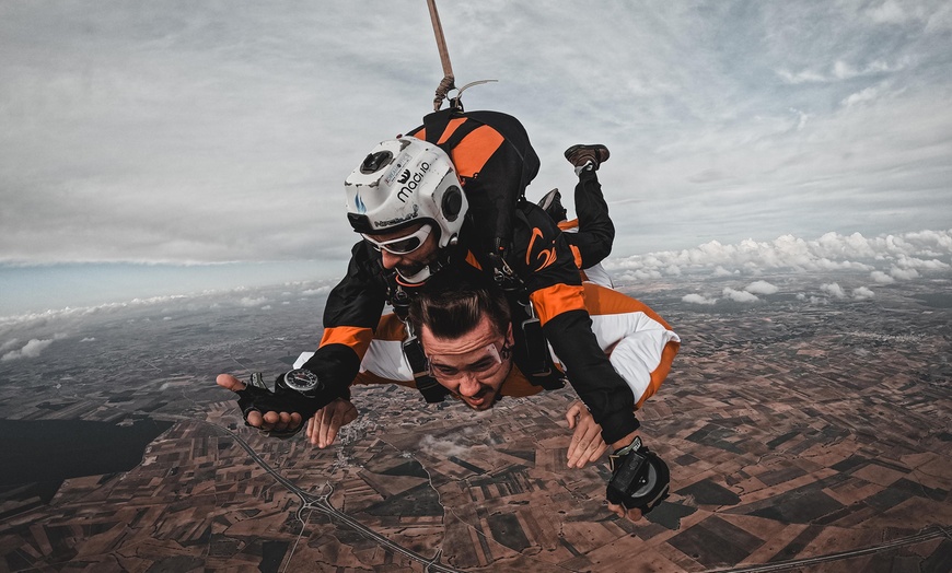 Image 3: Salto tándem en paracaídas a 4500 m sobre el nivel del mar para 1 o 2 