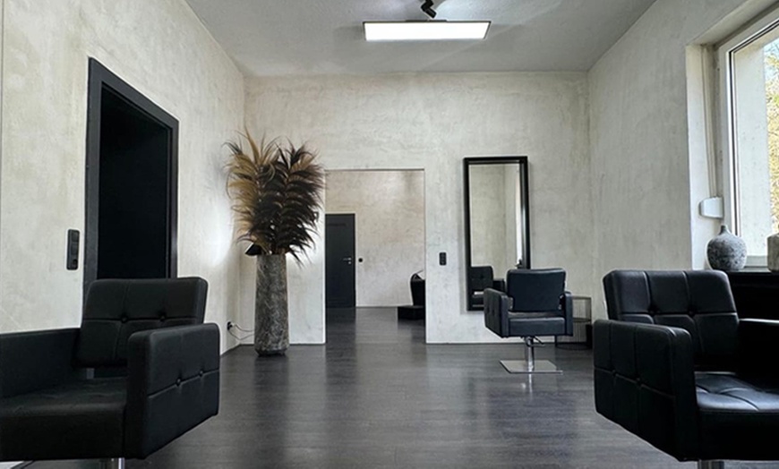 Image 1: Fresh up Gloss inkl. Föhnen und Kur für 1 Person