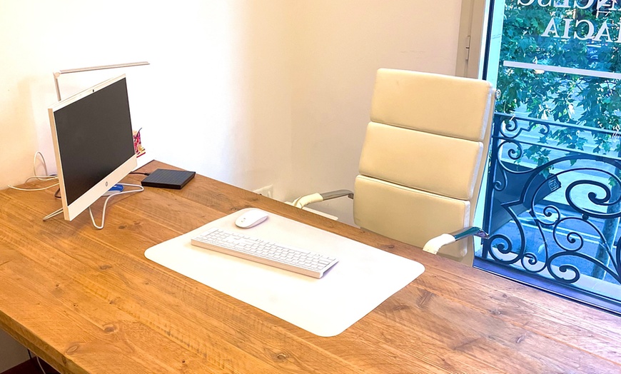 Image 3: Consigue un rostro radiante con un tratamiento de relleno facial