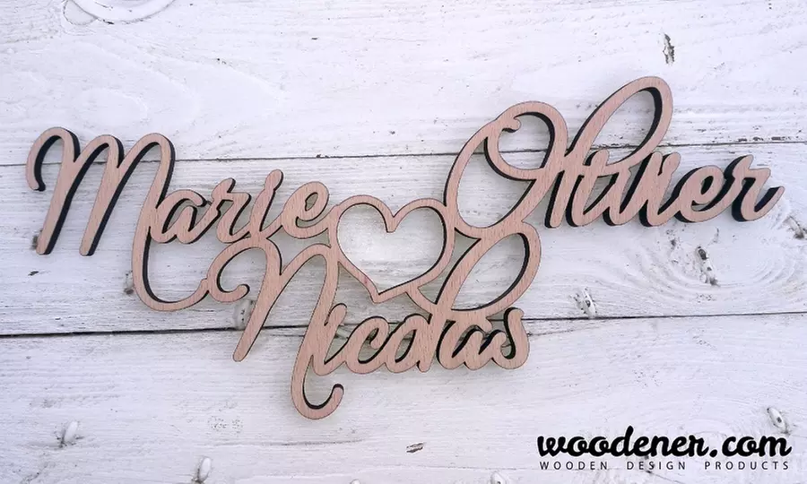 Personalisierbarer Schriftzug aus Holz mit 3 oder 4 Namen und Herz