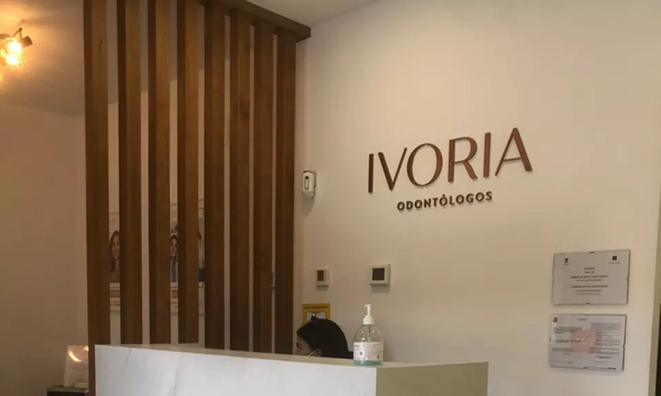 Sonríele a la vida: 1 o 2 limpiezas dentales con revisión y opción a curetaje de encías (ahorro de hasta un 86%) - Second Medium