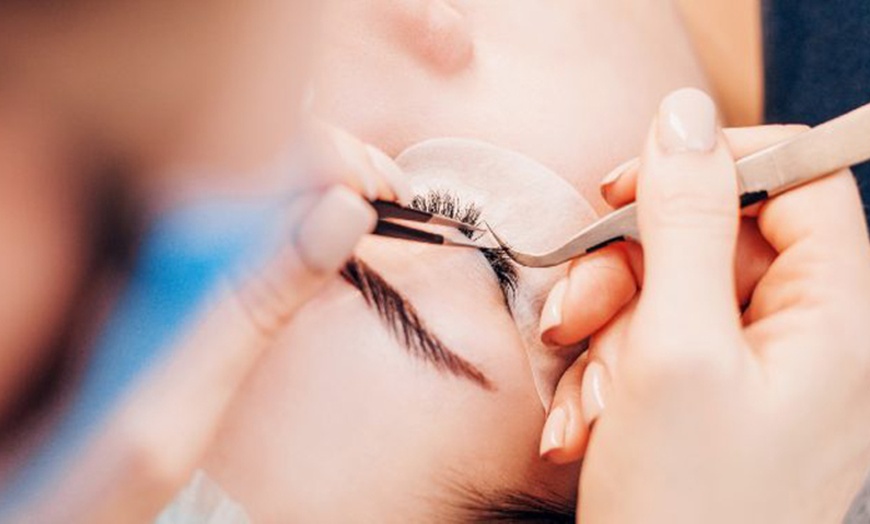 Image 4: Lifting y tinte de pestañas, diseño y depilación de cejas o laminado