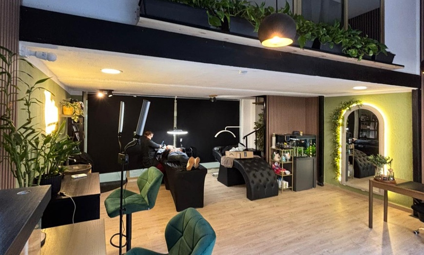 Image 2: Sesión de microblading, microshading o micropigmentación