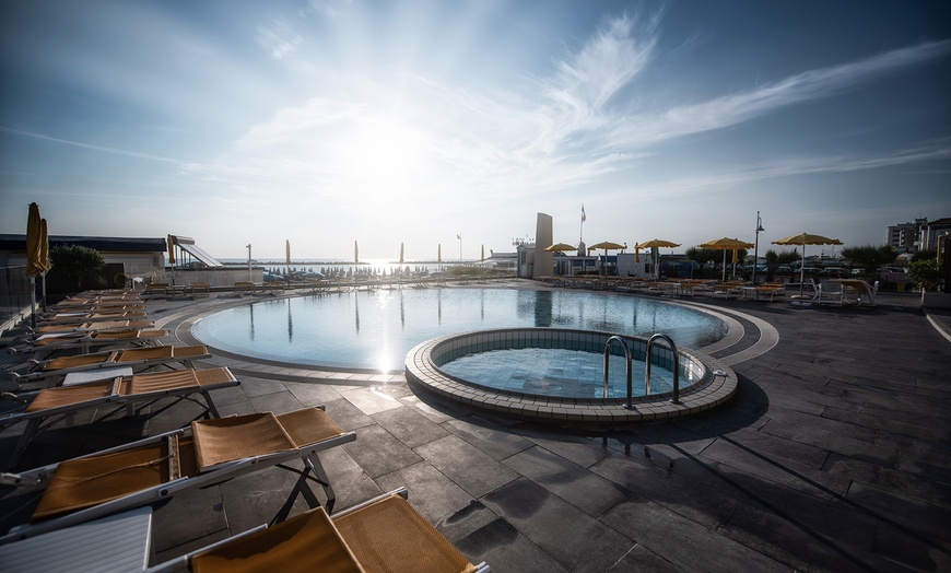 Image 10: Cesenatico: camera vista mare con trattamento a scelta e Spa