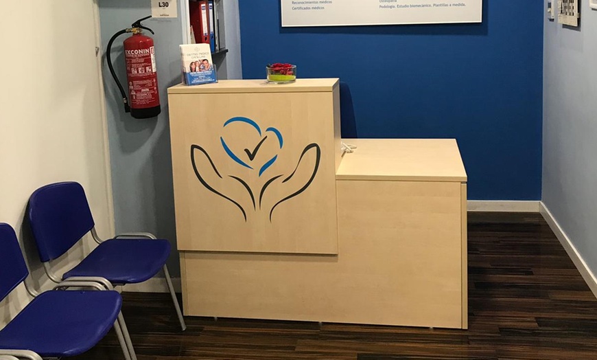 Image 6: Sesión de manicura y/o pedicura con esmaltado semipermanente 