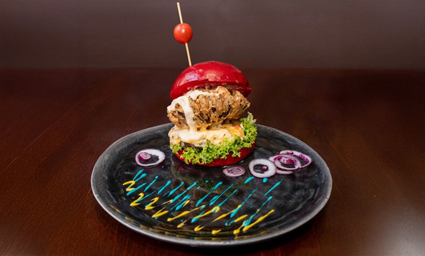 Image 2: 1 oder 2x Burger nach Wahl oder Traditional Chicken Wings inkl. Fries 