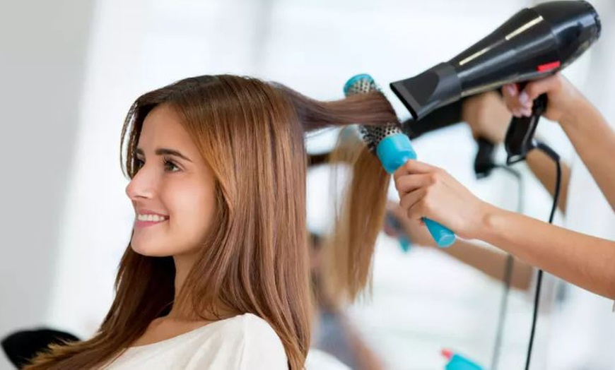 Image 1: Forfait coiffure au choix ou lissage brésilien avec Lumière dorée