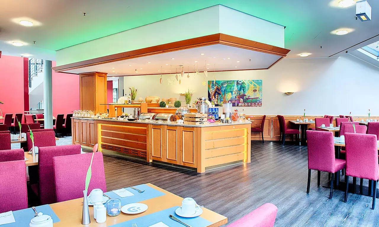 Starte entspannt in den Tag: Frühstücksbuffet mit großer Auswahl & Glas Sekt für 2 oder 4 Pers. (bis 42% sparen) - Second Medium