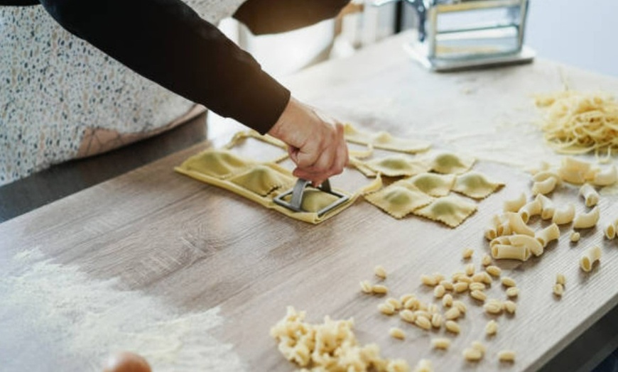 Image 8: ¡Taller de pasta fresca para 1 o 2 personas con bebida y picoteo!