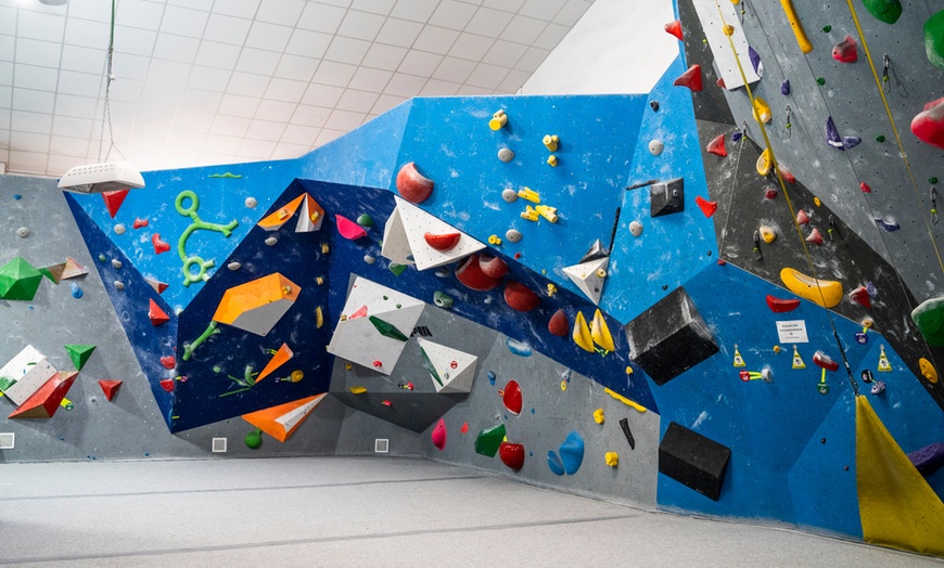 Image 21: Escalada libre o en familia con material y 1 h de profesor incluido
