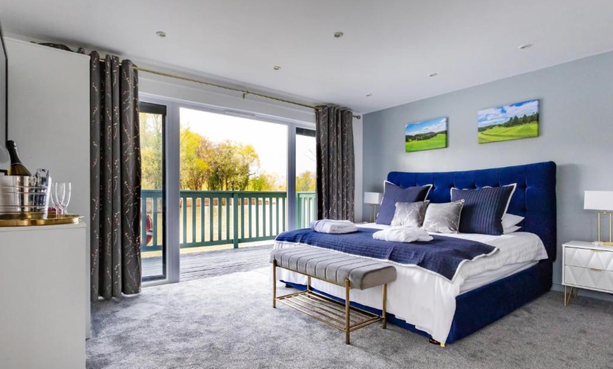 Image 15: Worcestershire: Choice of Lakeview Cabin with Breakfast