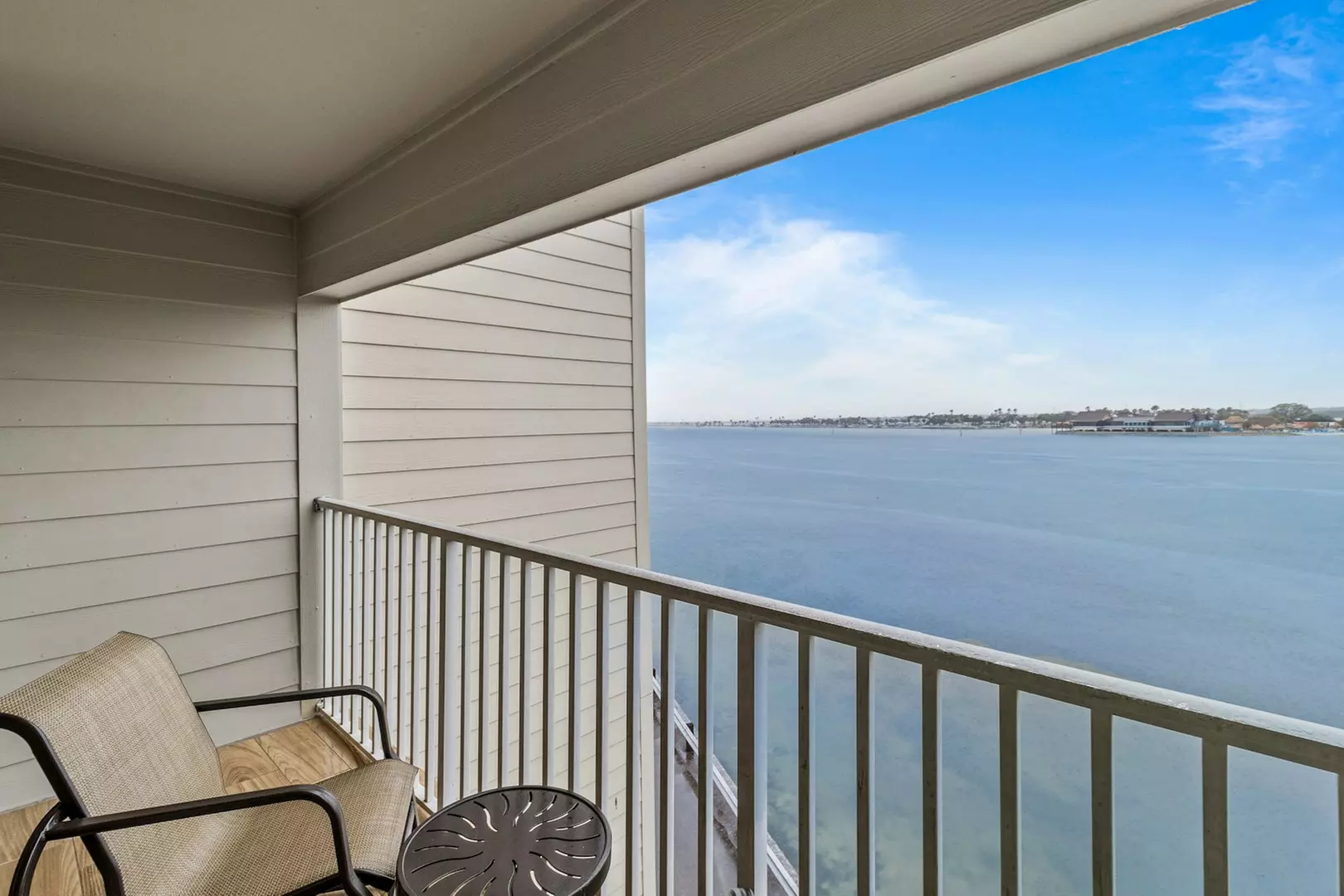 Sailport Waterfront Suites: Your Gateway to Bayside Serenity
