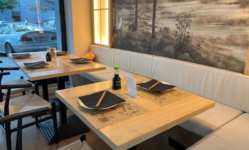 Image 14: Menú asiatico con entrantes, principales y bebidas