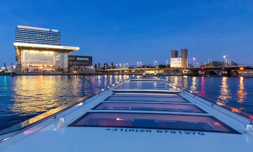 Image 28: Grachten vol lichtjes en legendes: een avondcruise door Amsterdam