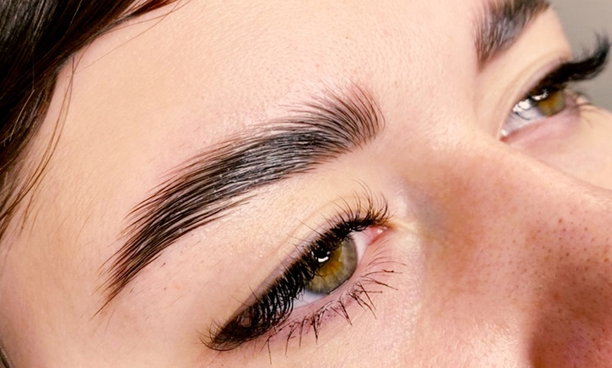 Image 7: Lifting y tinte de pestañas con vitaminas y diseño o laminado de cejas
