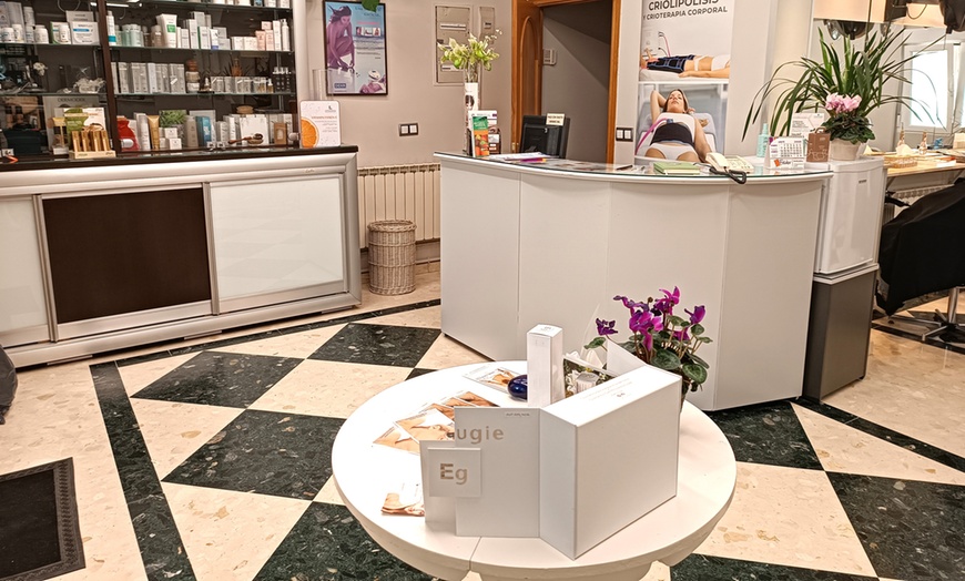 Image 2: Sesión de peluquería con corte, secado natural y opción a color