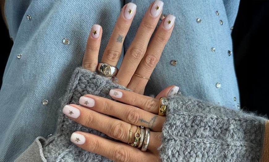 Image 2: Sesión de manicura y/o pedicura con esmaltado normal o semipermanente