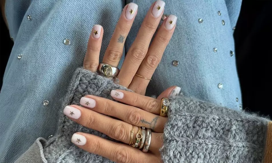 Sesión de manicura y/o pedicura con esmaltado normal o semipermanente