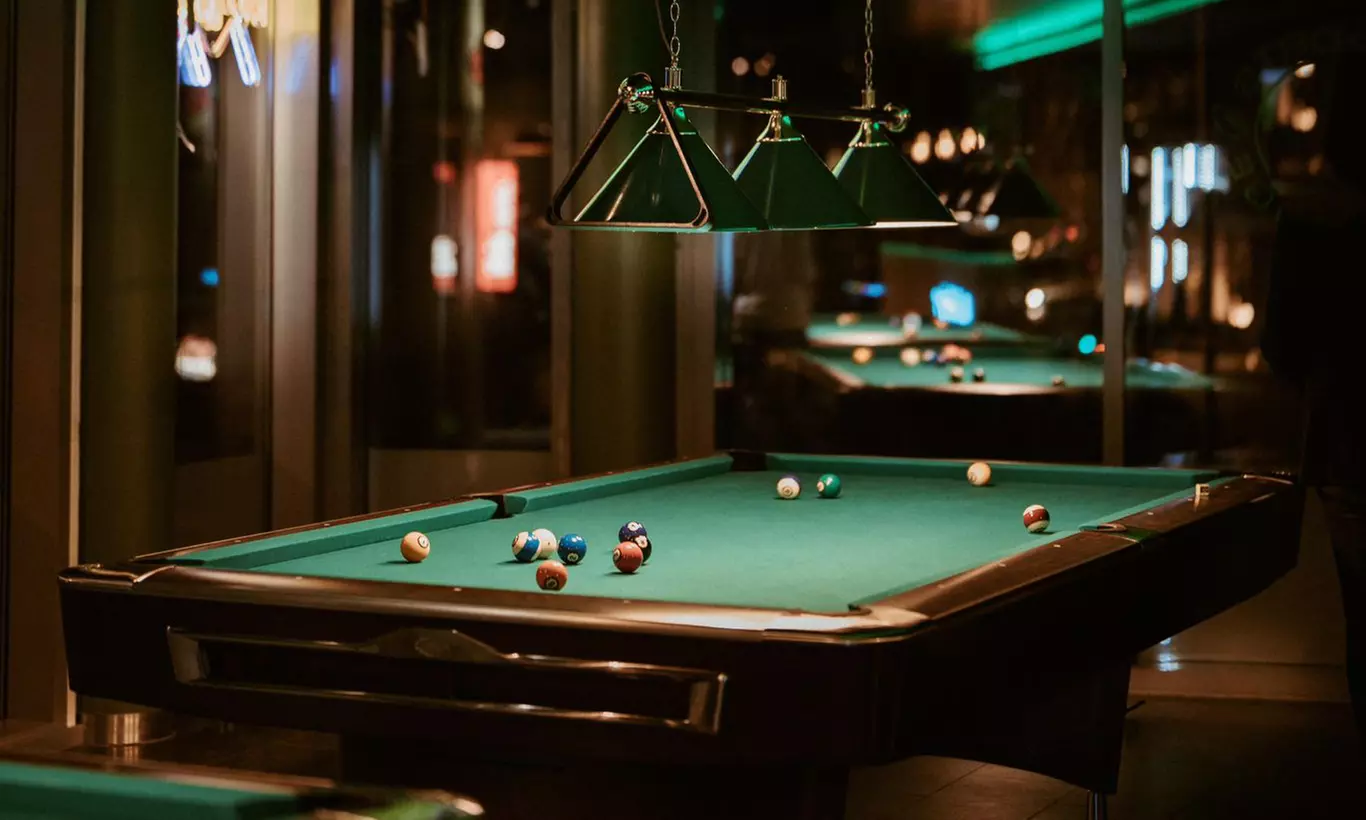 2 Std. Billard mit Burgermenü für 2 oder 4 Personen