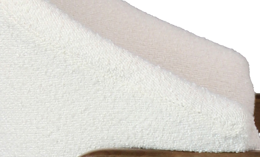 Image 9: Sillas de comedor tapizadas con patas de madera Woolden, de Doosense