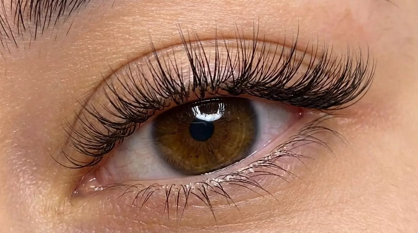 Set Wimpernverlängerungen (1:1 oder Hybrid) mit optionaler Auffüllung