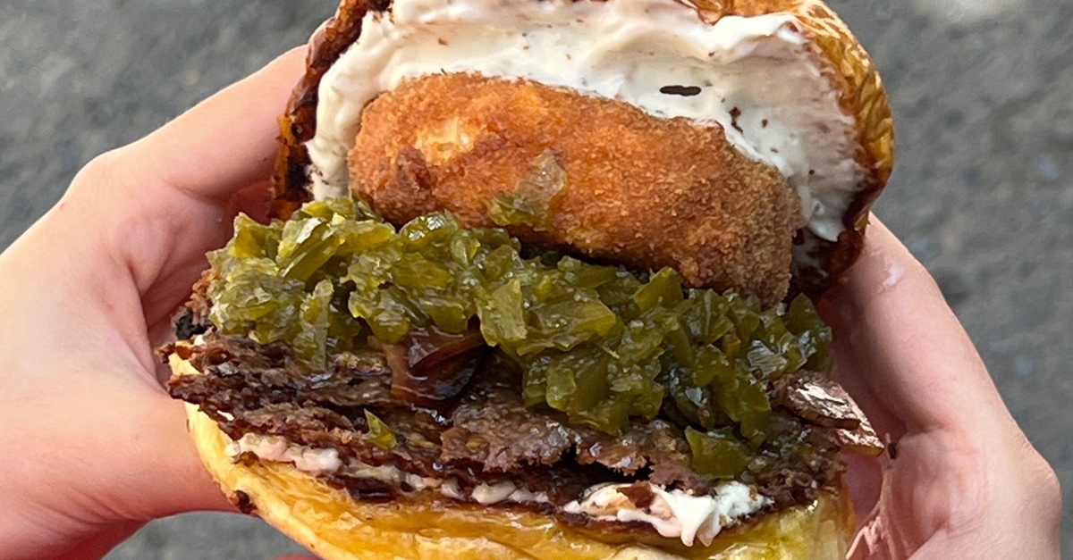 Menú de smash burgers con entrantes y bebidas en Granada