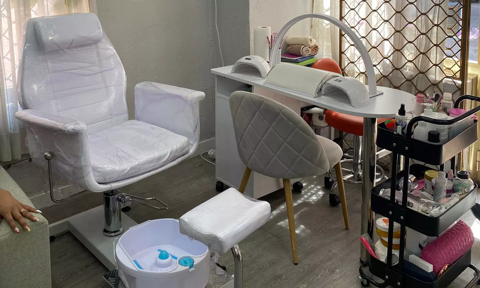 Sesión de peluquería con lavado, tratamiento, corte y opción a tinte o mechas para 1, con hasta un 79% menos - Second Medium