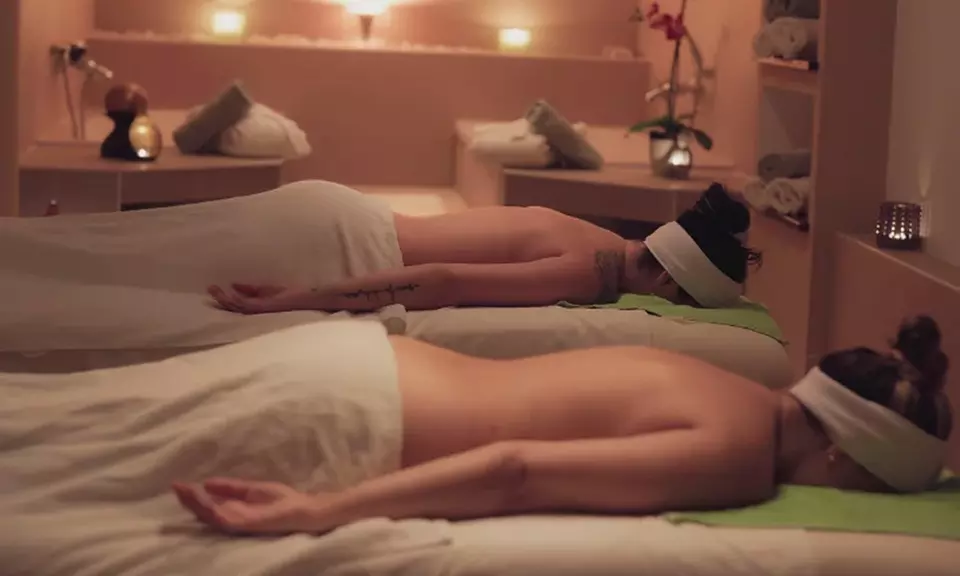 Zeit für Wellness: 60 Min. klassische Ganzkörpermassage für 1 Person oder 40 Min. Paar-Massage (bis 33% sparen) - Primary Image