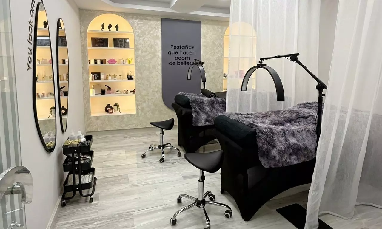 Sesión de peluquería con opciones de corte, tinte y mechas contorno