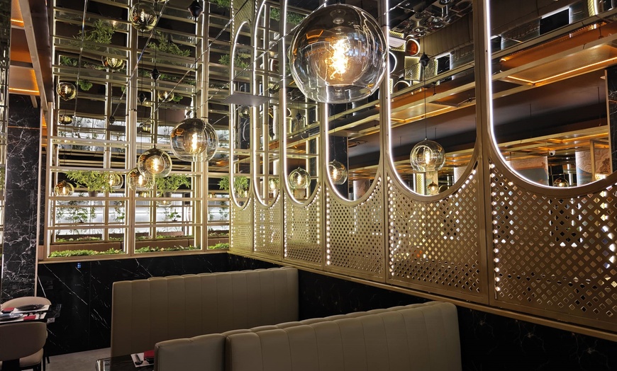 Image 8: ¡Directos a Japón! Menú de sushi a compartir para 2 o 4 personas