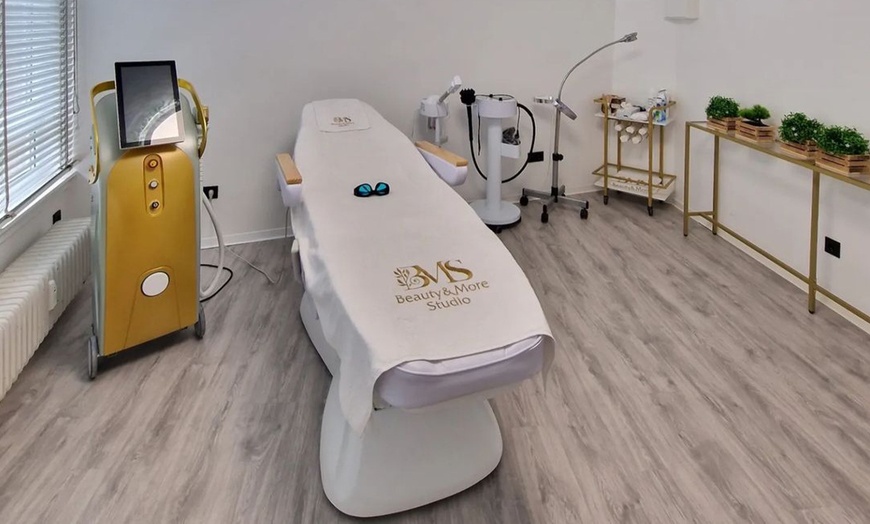 Image 1: Aqua-Facial- & Microneedling-Gesichtsbehandlung für 1 Person