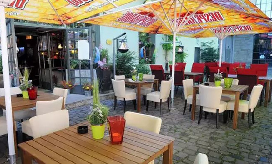 Image 3: Herzhafter Genuss: 2-Gänge-Flammkuchen-Menü für 2 oder 4 Personen