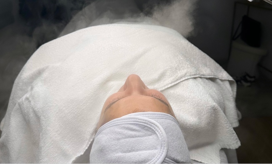 Image 2: Gesichtsbehandlung mit Lichttherapie & Augenbrauen- / Wimpern-Lifting