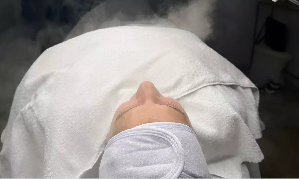 Gesichtsbehandlung mit Lichttherapie & Augenbrauen- / Wimpern-Lifting