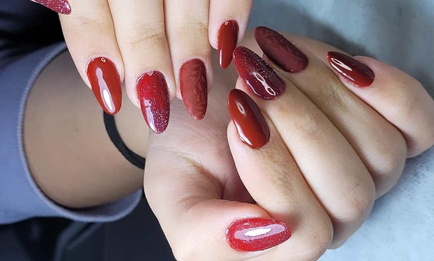 Image 12: Manicura y/o pedicura normal o semipermanente y primera puesta de uñas