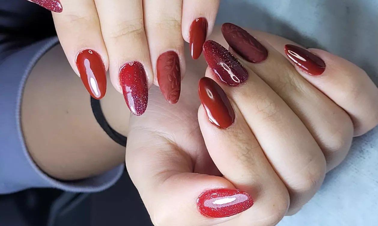 Manicura y/o pedicura normal o semipermanente y primera puesta de uñas