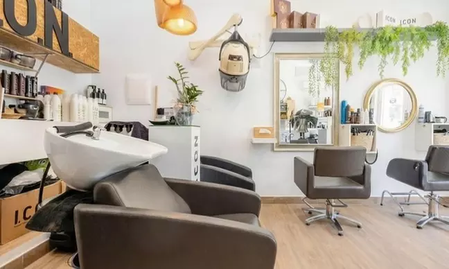 Peluquería con corte, color, mechas y tratamientos