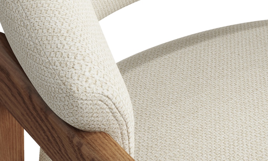 Image 12: Sillas de comedor tapizadas con patas de madera Woolden, de Doosense