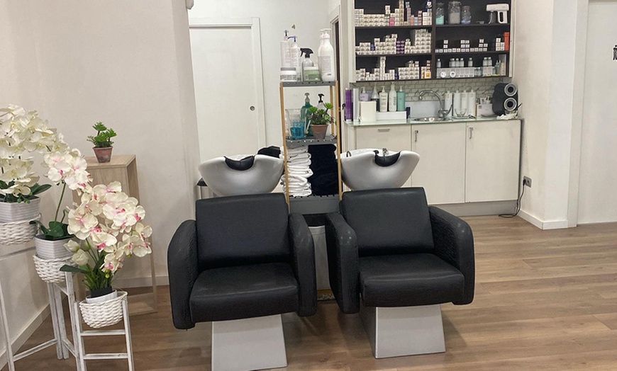Image 3: Sesión de peluquería completa con opción a tinte o mechas
