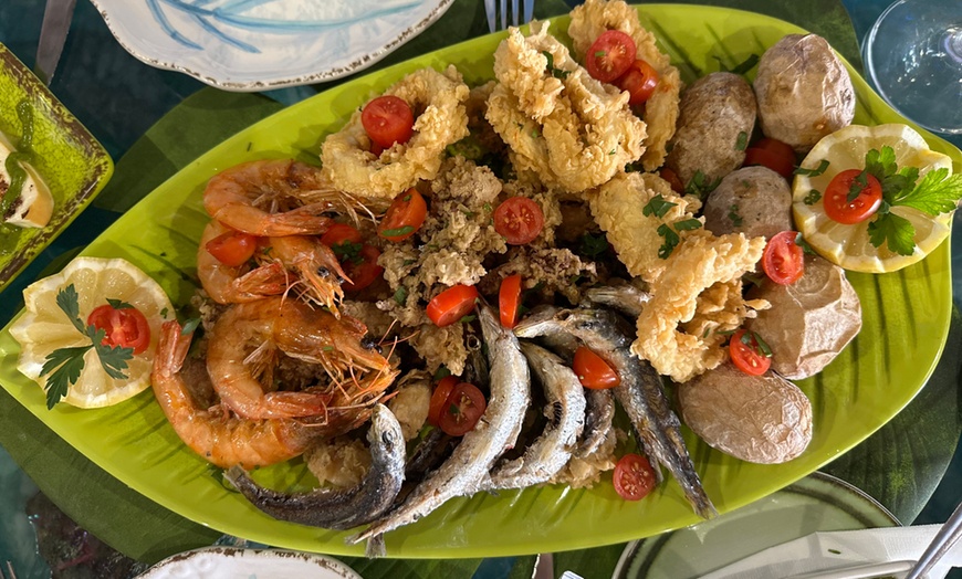 Image 4: Menú de parrillada de pescado con entrante, postre y botella de vino