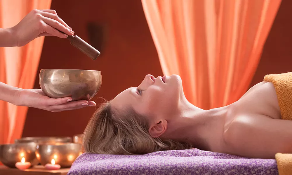 Vibrations bienfaisantes : massage bol tibétain ou visage anti-âge d'1h à Paris (jusqu'à 61% de remise) - Primary Image