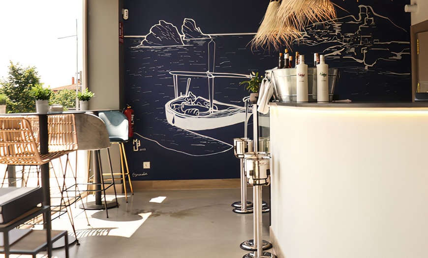 Image 15: Menú tradicional español con opción a botella de vino para 2 o 4