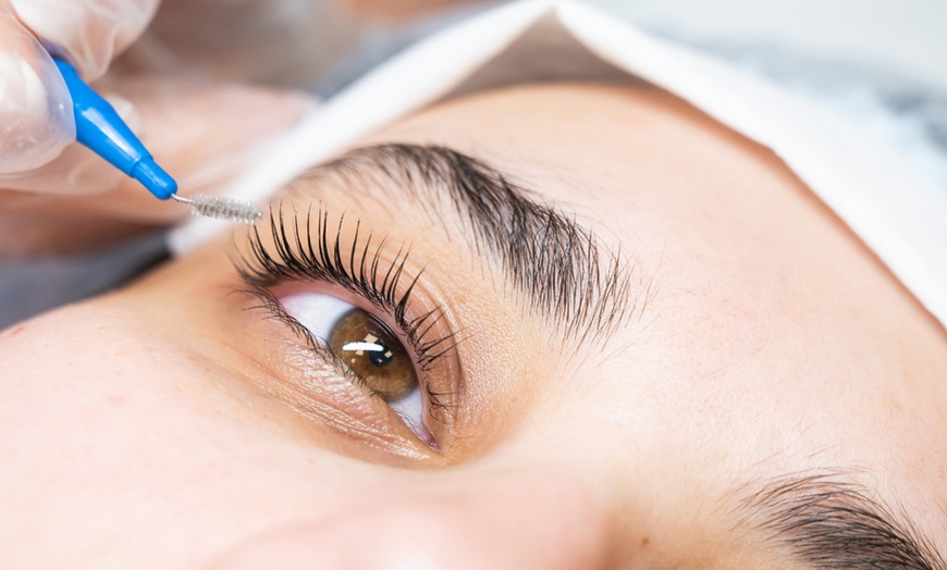 Image 2: Achieve Effortless Beauty With a Lash Lift and Tinting Combo